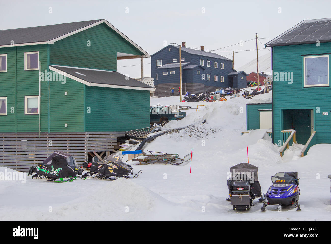 Residental Häuser in Longyearbyen, Spitzbergen (Svalbard). März, noch viel Schnee. Stockfoto