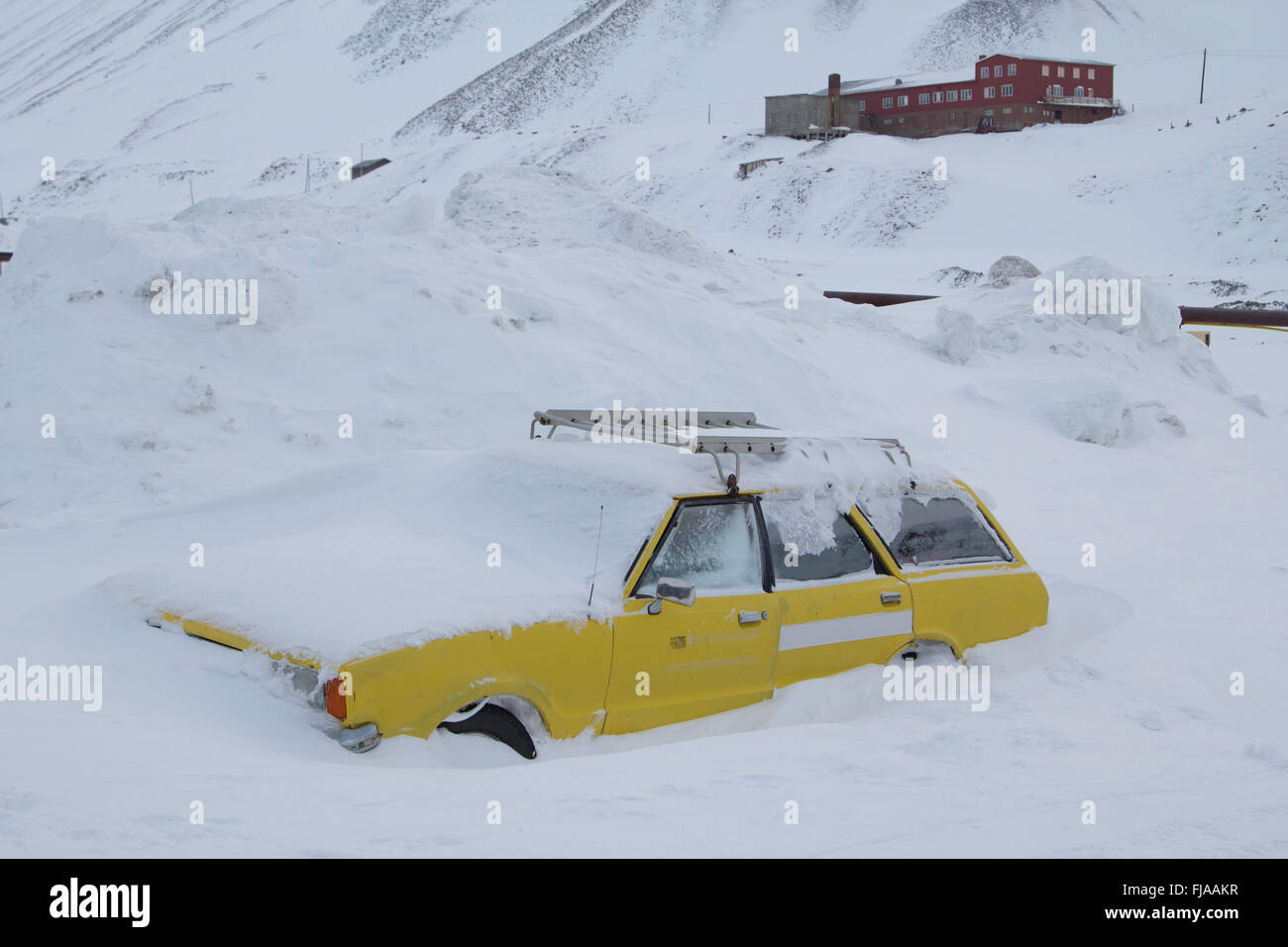 Auto bedeckt mit Schnee, in Longyearbyen - die nördlichste Siedlung der Welt. Spitzbergen (Svalbard), Norwegen. Stockfoto