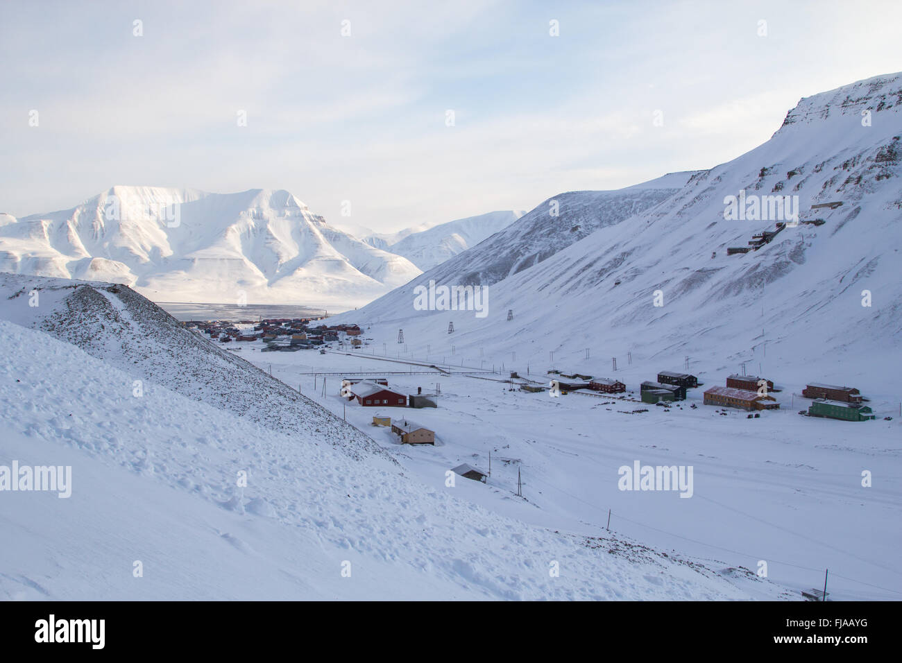 Ansicht von oben. Die Stadt ist von Bergen umgeben. Longyearbyen Spitzbergen (Svalbard). Norwegen Stockfoto