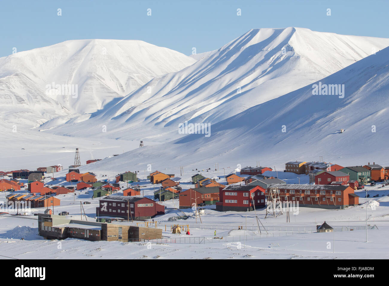 Die Stadt ist von Bergen umgeben. Longyearbyen Spitzbergen (Svalbard). Norwegen Stockfoto