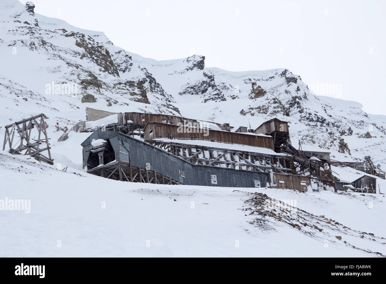 Arktische Kohlebergwerk Gebäude in Longyearbyen, Spitzbergen (Svalbard) aufgegeben. Norwegen Stockfoto