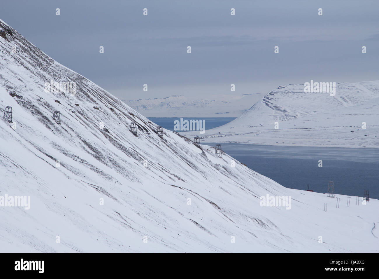Ein Gebirge und Bucht in der Nähe von Longyearbyen, Spitzbergen (Svalbard). Norwegen Stockfoto