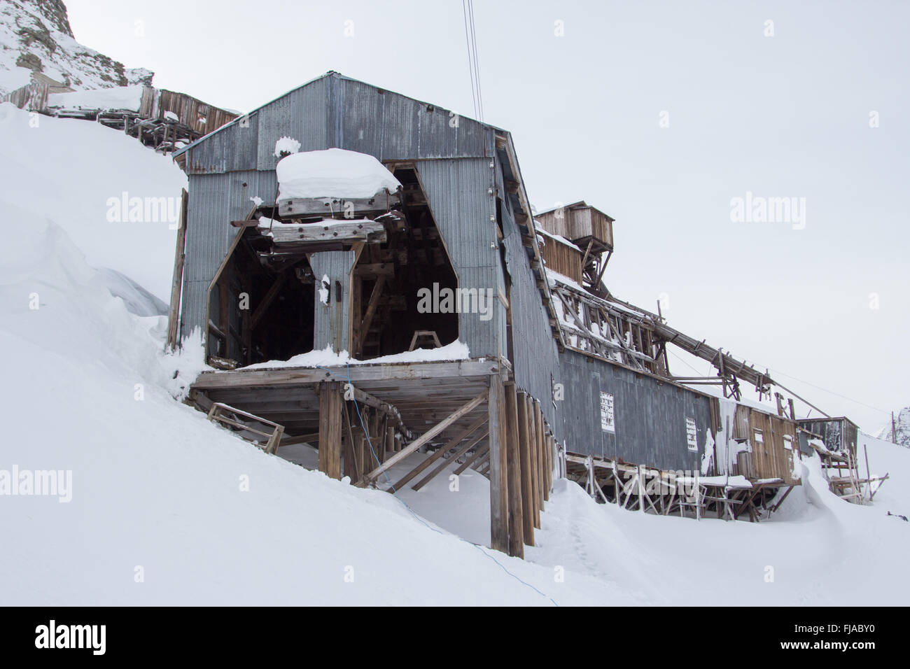 Arktische Kohlebergwerk Gebäude in Longyearbyen, Spitzbergen (Svalbard) aufgegeben. Norwegen Stockfoto