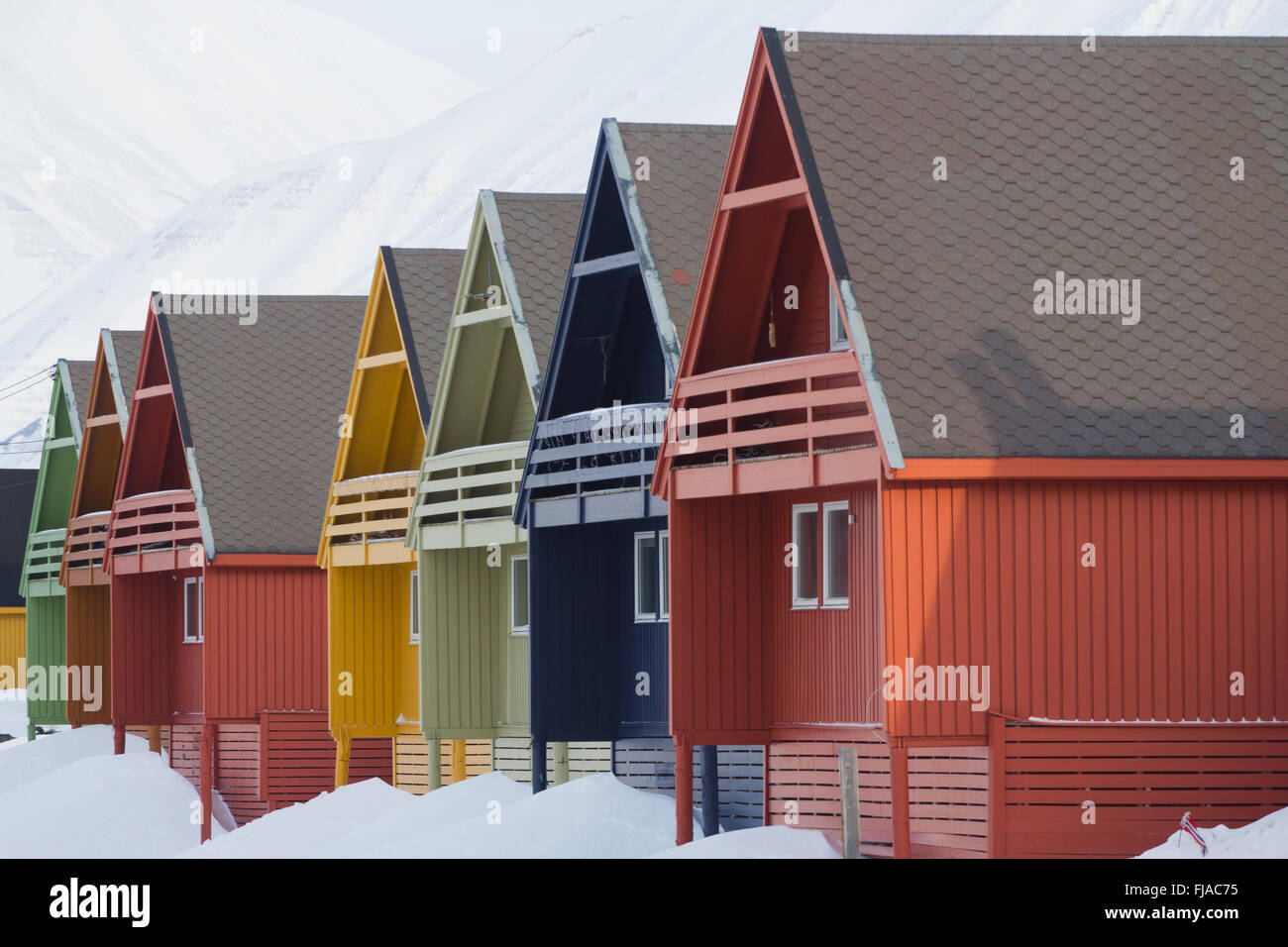 Häuser in der Stadt Longyearbyen - die nördlichste Siedlung der Welt. Spitzbergen (Svalbard). Norwegen. Stockfoto