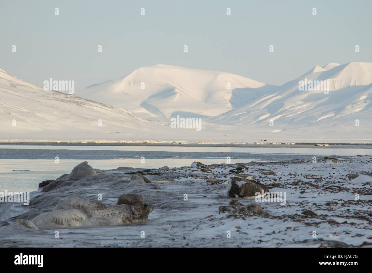 Bucht. Berge im Hintergrund in der Nähe von Longyearbyen, Spitzbergen (Svalbard). Norwegen Stockfoto