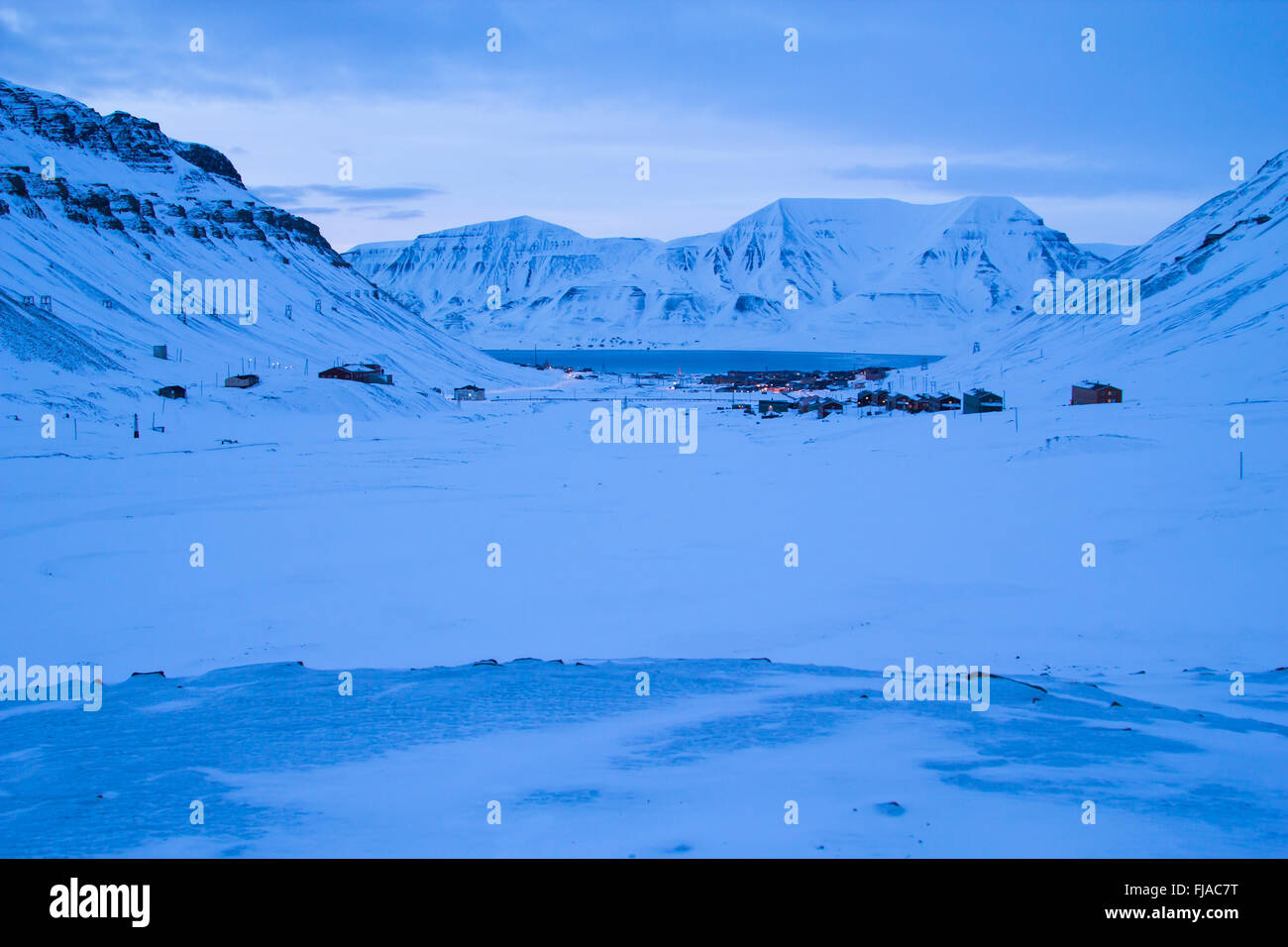 Blick auf Longyearbyen aus den Bergen. Die Polarnacht im März. Spitzbergen (Svalbard). Norwegen. Long-Range schießen Plan. Stockfoto