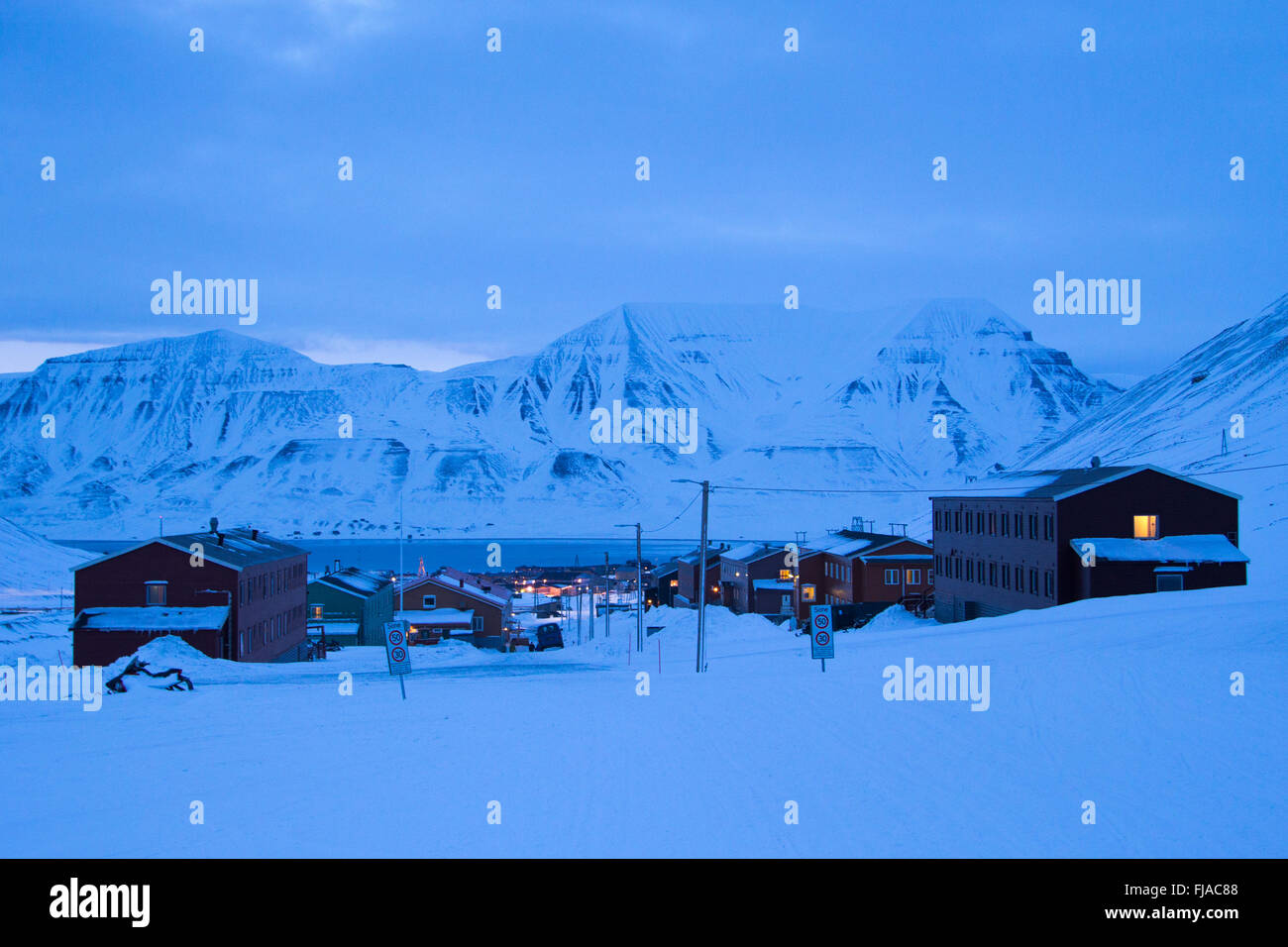 Blick auf Longyearbyen in der Polarnacht im März. Spitzbergen (Svalbard). Norwegen Stockfoto