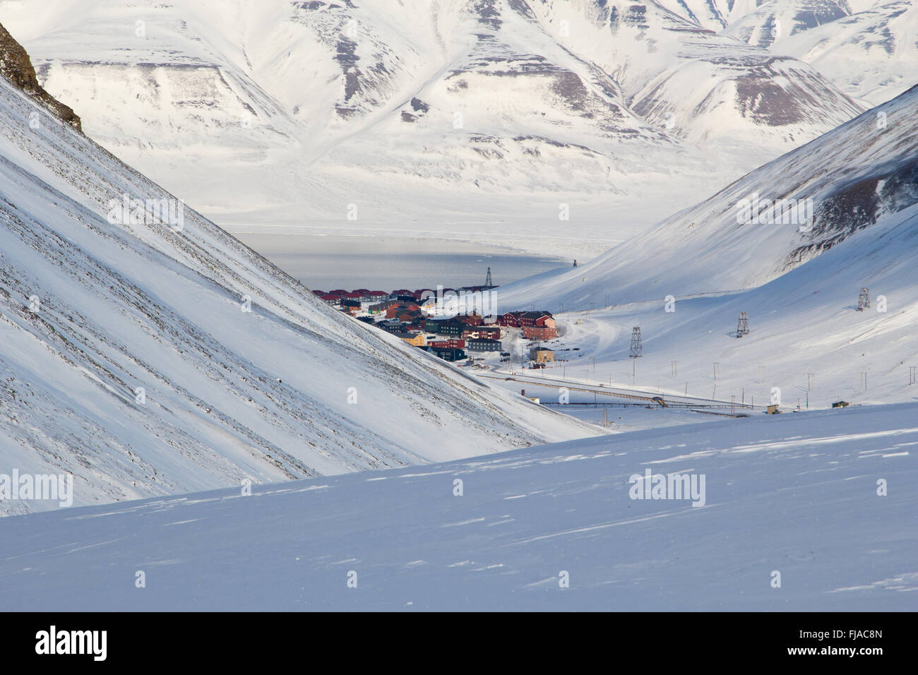 Die Stadt ist von Bergen umgeben. Ansicht von oben. Longyearbyen Spitzbergen (Svalbard). Norwegen. Long-Range schießen Plan. Stockfoto