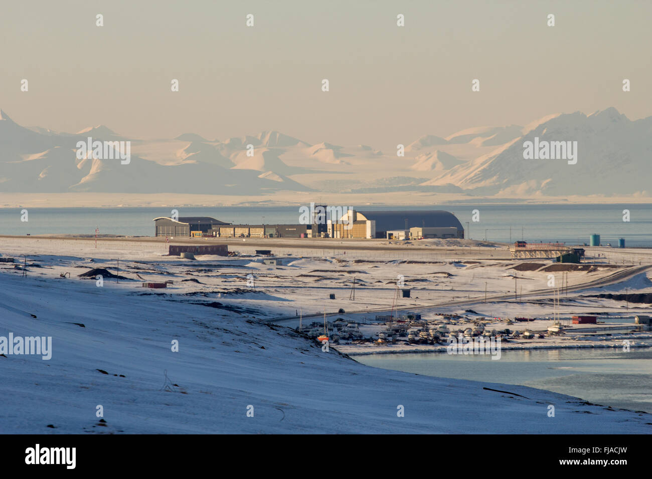 Flughafen von Longyearbyen, Spitzbergen (Svalbard). Norwegen. Blick von den Bergen. Stockfoto
