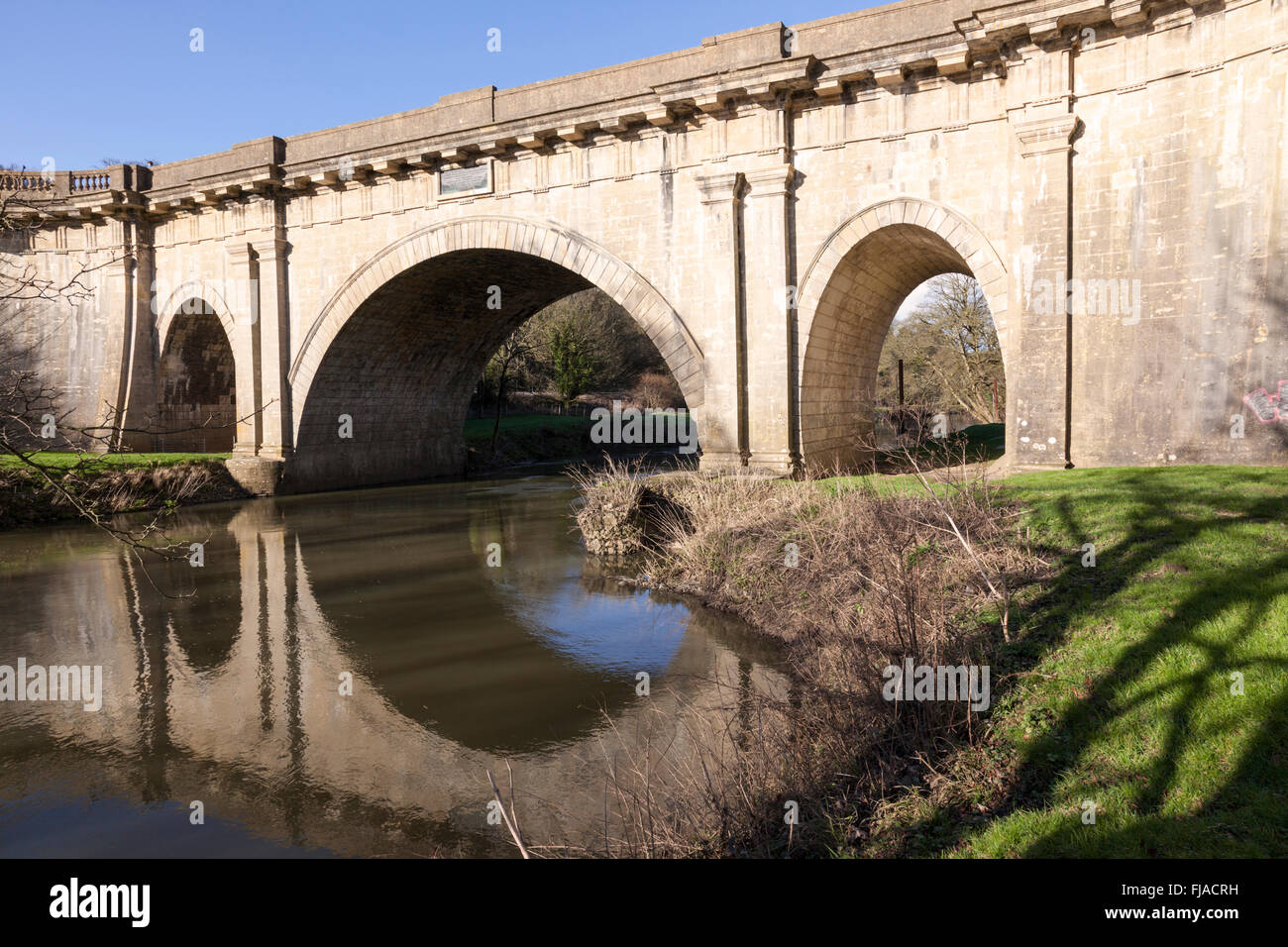 Dundas Aquädukt, erbaut von John Rennie, ein historisches Wahrzeichen in der Nähe von Bath, Somerset, England, Großbritannien. Ein Gebäude der Klasse I, das unter Denkmalschutz steht Stockfoto