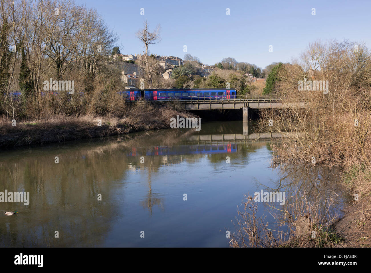 Erster Great Western Zug, der über den Fluss Avon, Bradford on Avon, Wiltshire, England, Großbritannien, fährt Stockfoto