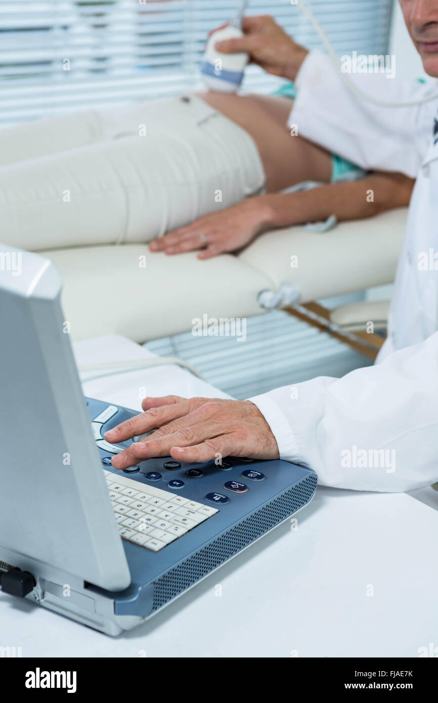 Schwangere Frau in Ultraschall-test Stockfoto