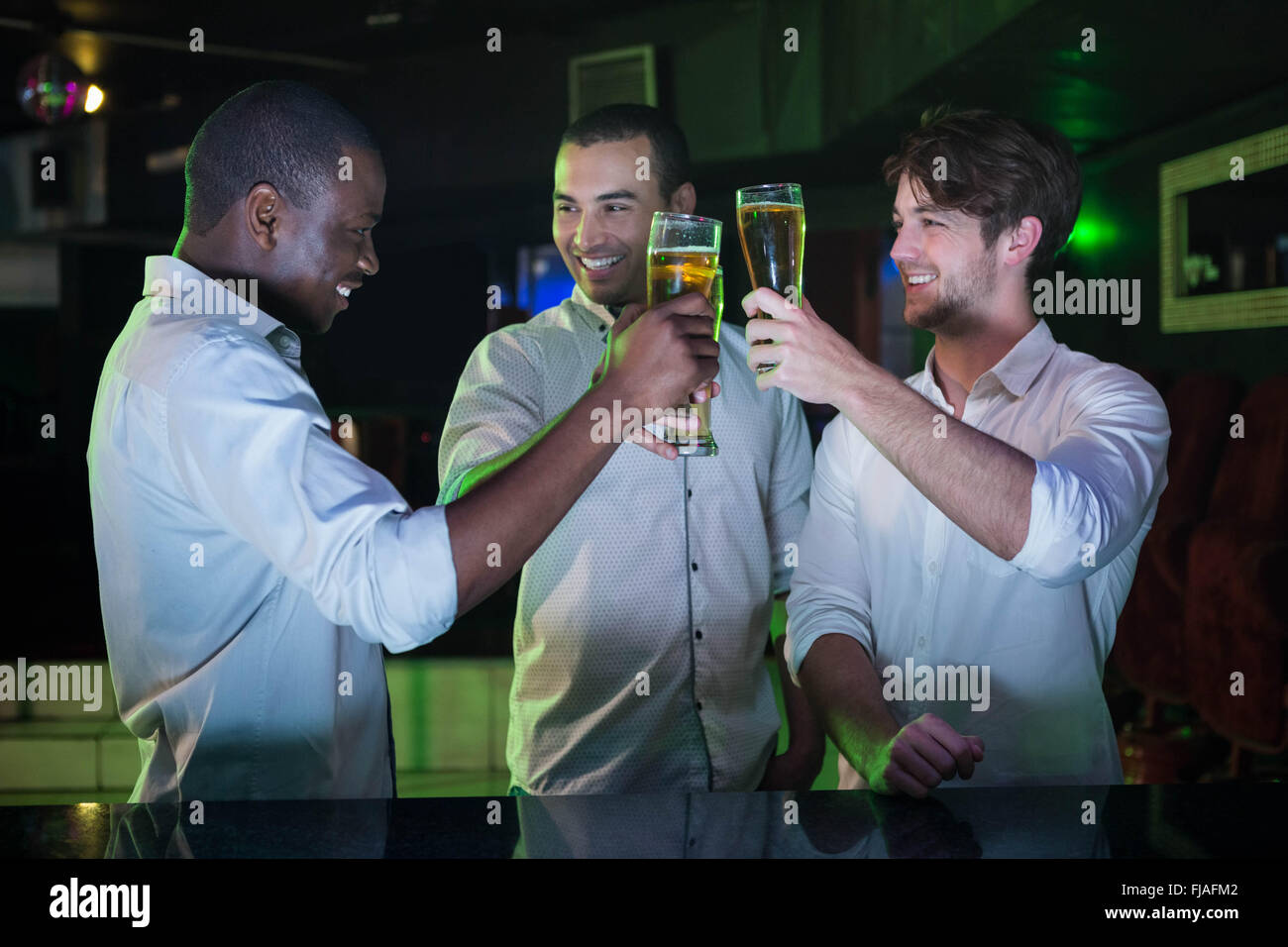 Gruppe von Männern Toasten mit Glas Bier Stockfoto