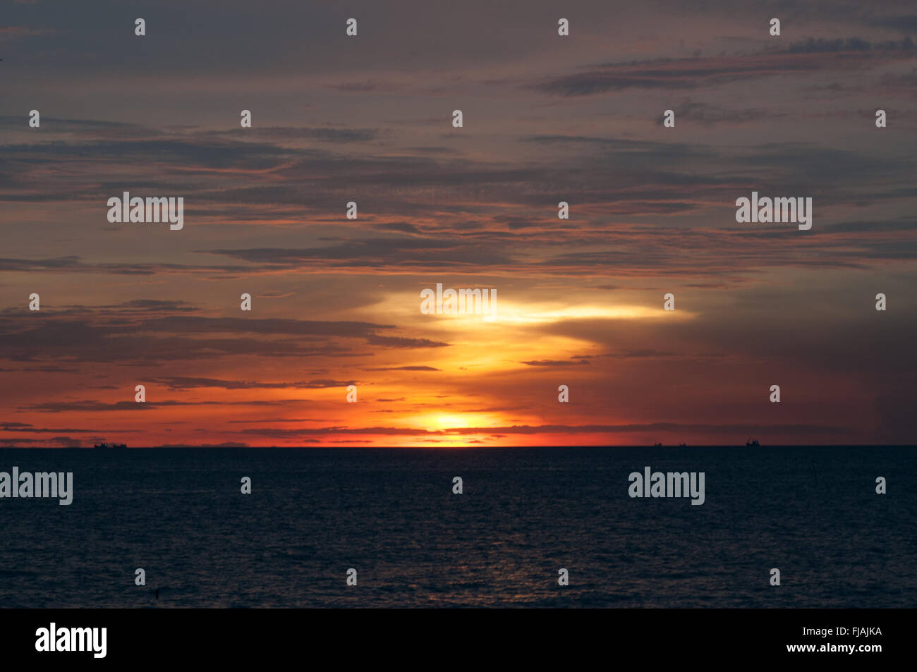 Wunderschönen roten Sonnenuntergang über dem Ozean Stockfoto