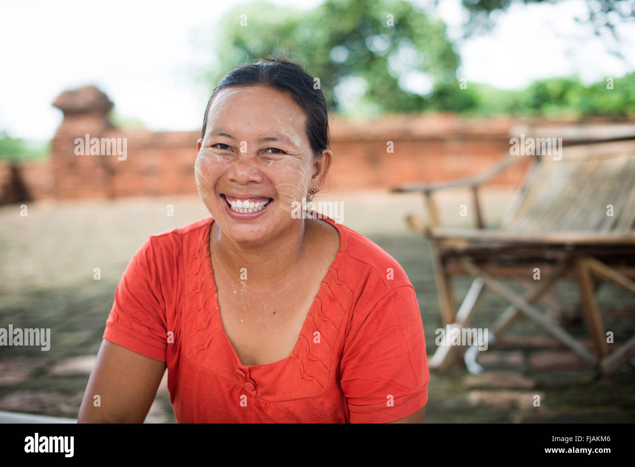 BAGAN, Myanmar — Eine örtliche Handwerkerin verkauft ihre Gemälde im Abeyadana Tempel in der archäologischen Zone Bagan. Der Tempel stammt aus dem späten 11. Oder frühen 12. Jahrhundert und befindet sich in der Nähe des Nagayon Tempels, südlich von Myinkaba Village. Der Abeyadana-Tempel ist bekannt für seine Mahayana-buddhistischen Fresken, die im Gegensatz zu den Theravada-Themen stehen, die häufig in anderen frühen Bagan-Tempeln dieser Zeit zu finden sind. Der Tempel zeigt Jataka-Szenen mit Mon-Legenden, die die Wände der vorderen Halle bedecken, zusammen mit Wandgemälden, die Gottheiten des Mahayana pantheons darstellen. Die Tasche Stockfoto