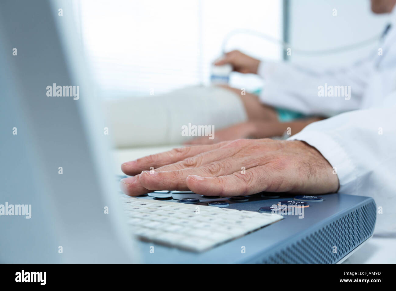 Schwangere Frau in Ultraschall-test Stockfoto