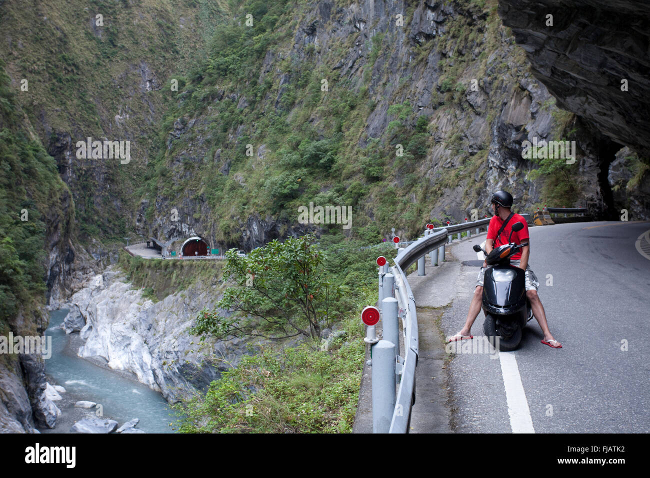 Motorradfahrer, der durch die Taroko-Schlucht auf dem Central Cross Island Highway, Taiwan, fährt Stockfoto