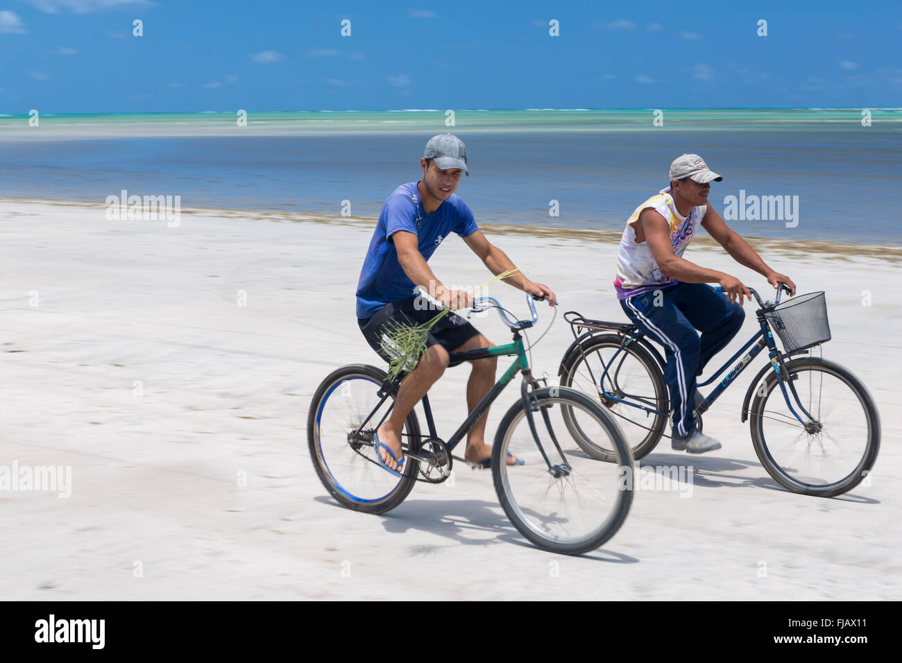 Radfahrer an einem tropischen Strand in Alagoas Stockfoto