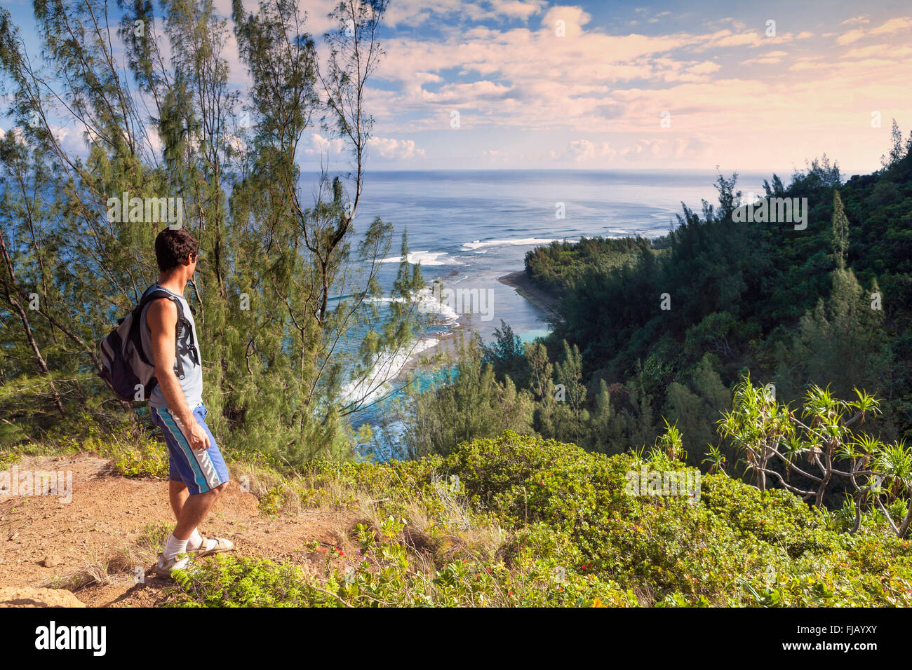 USA, Hawaii, Kauai Island, Wanderer auf dem Kalalau Trail in Na Pali Coast State Park Stockfoto