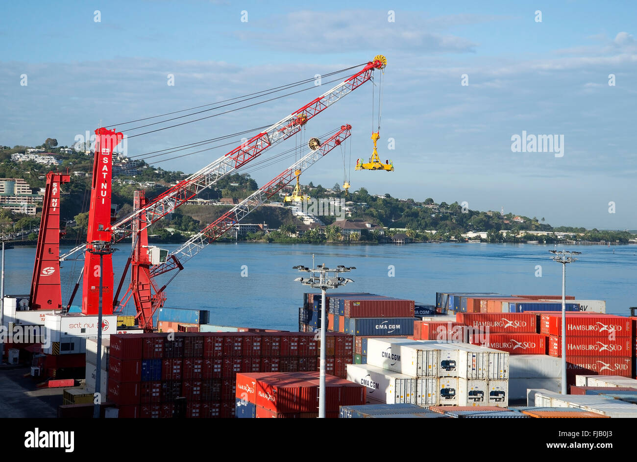 Kran senkt den Behälter bis auf Schiff im Hafen von Papeete. Stockfoto