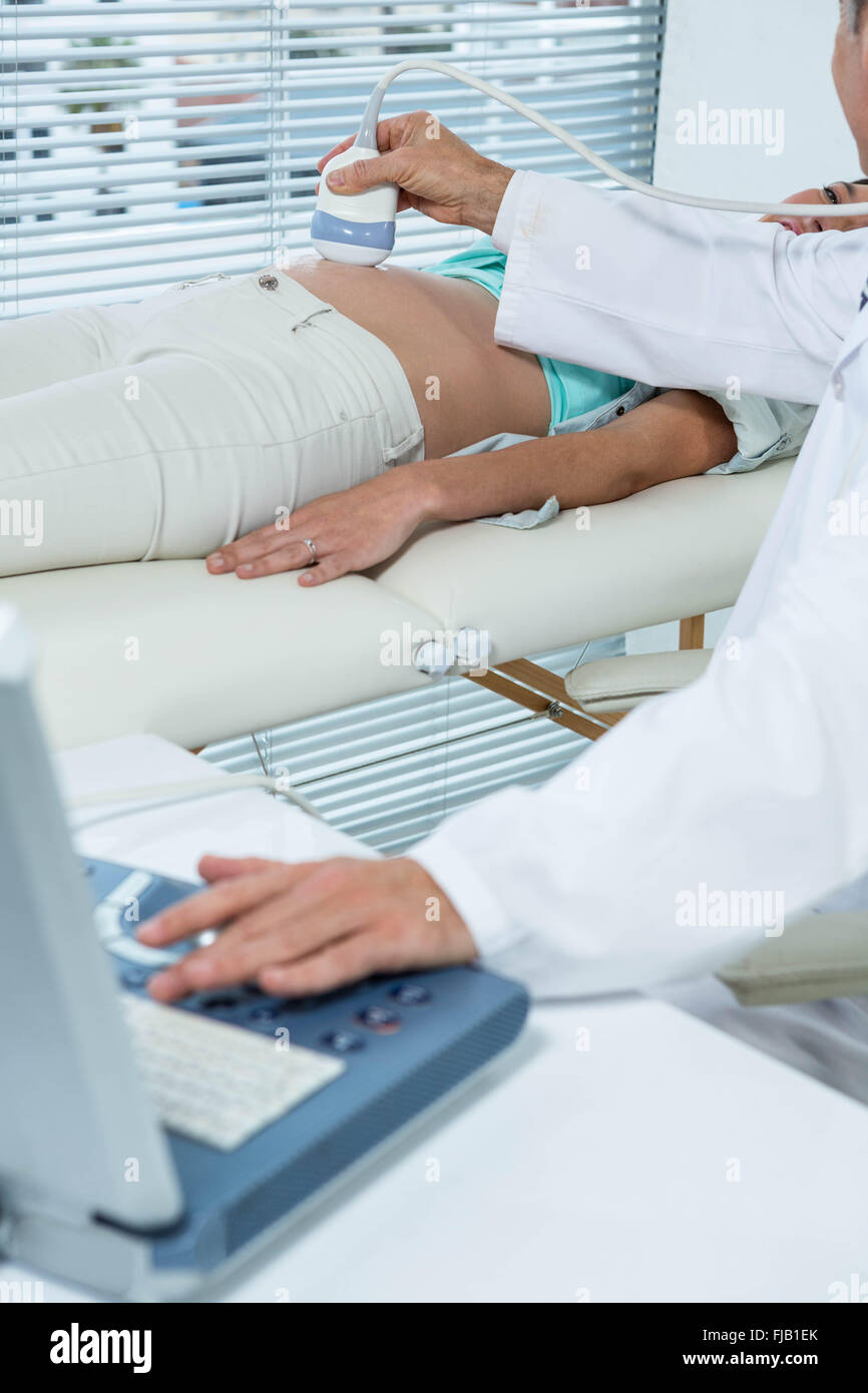 Schwangere Frau in Ultraschall-test Stockfoto