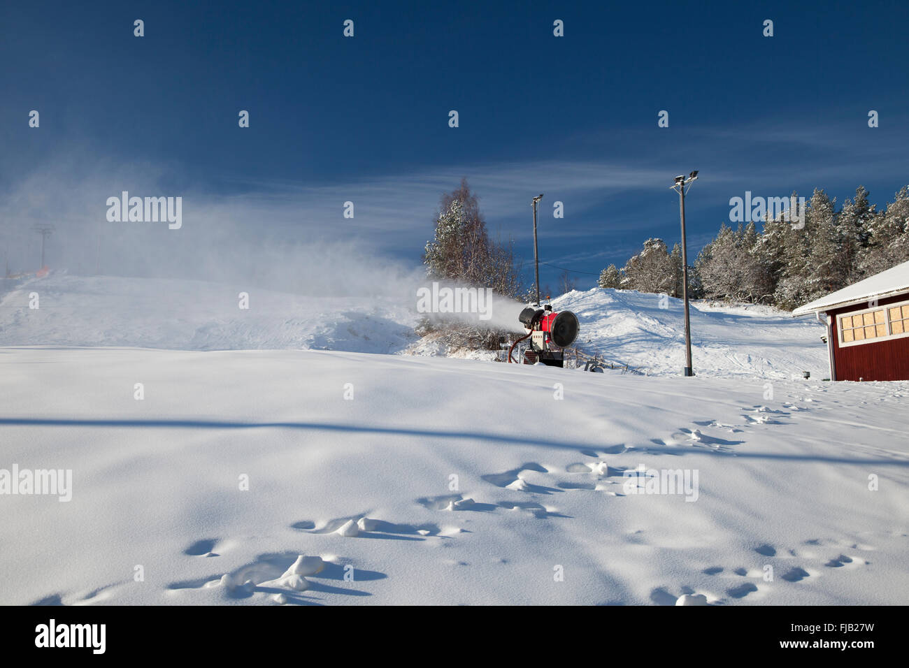 Maschine macht Schnee auf der Piste Stockfoto