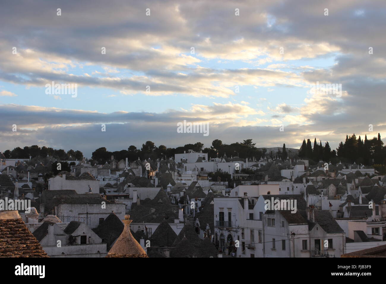 Alberobello unter dem blauen Himmel Stockfoto