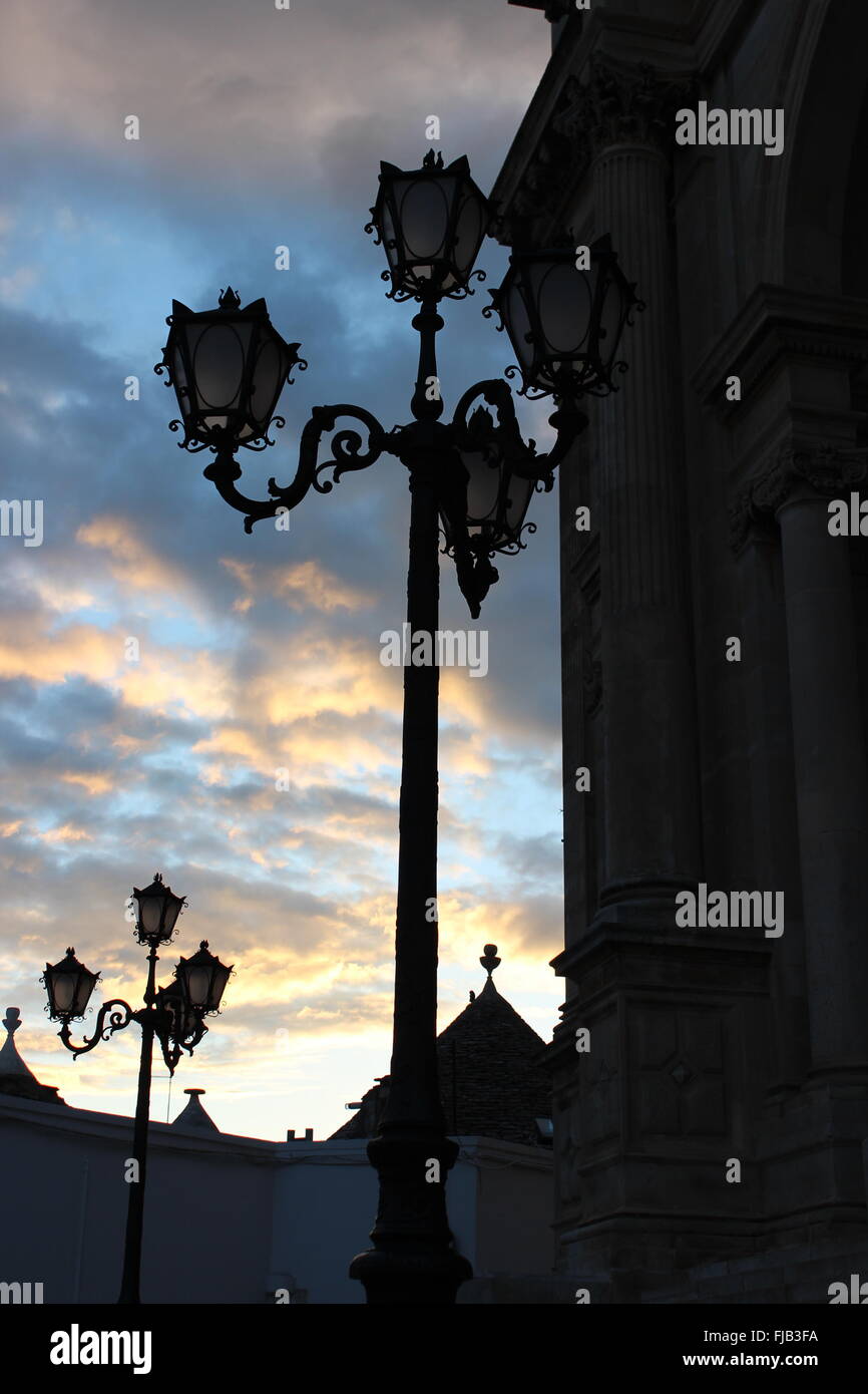 lila Himmel und barocke Straßenlaterne Stockfoto