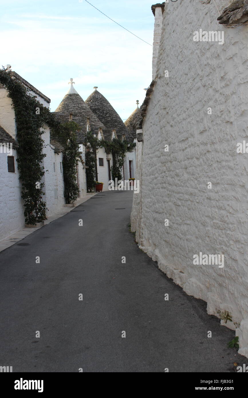 weiße Wand und Pfad Stockfoto