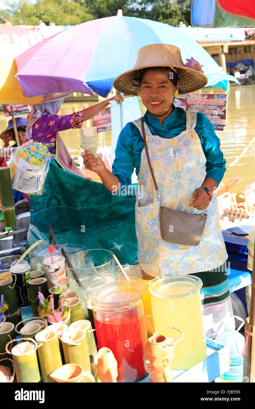 Ein Thai-Markt-Verkäufer verkaufen Fruchtsaft Stockfoto