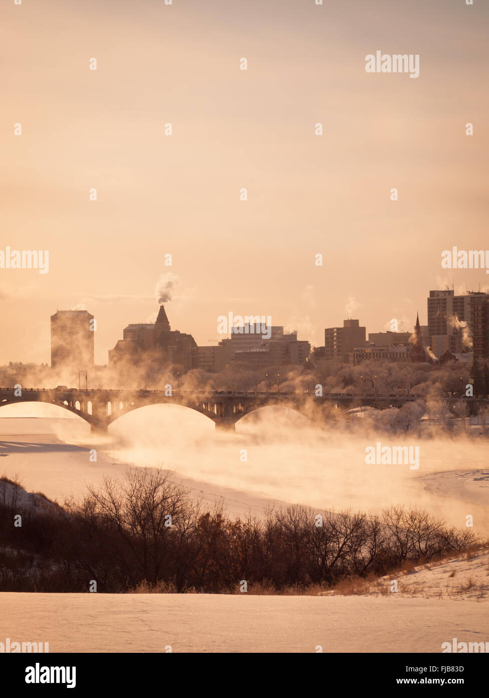 Eisnebel (TK-Nebel) steigt steigt vom Fluss South Saskatchewan in Saskatoon, Kanada auf einem sehr kalten,-35 C (-31F) Tag. Stockfoto