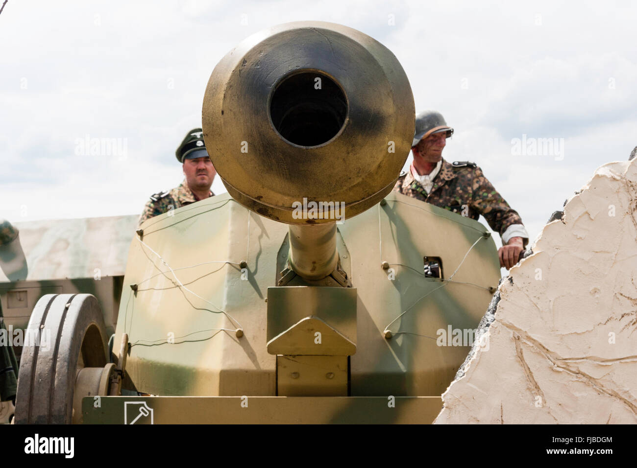 Krieg und Frieden zeigen, England. WW2re-enactment. Deutsche PAK 40, 7.5cm Pak. Geringe Sicht der Zylinder und die Schnauze, Soldat und Büro hinter. Stockfoto