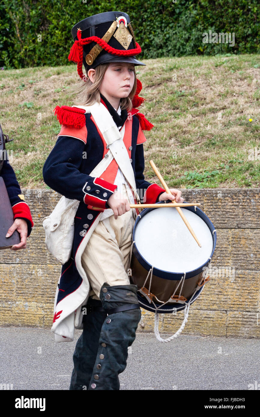 Re-enactment, Napoleonische Kriege, Französisch Imperial Guard, jungen Drummer Boy, 14-16 Jahre alt, marschieren und Trommeln. Stockfoto