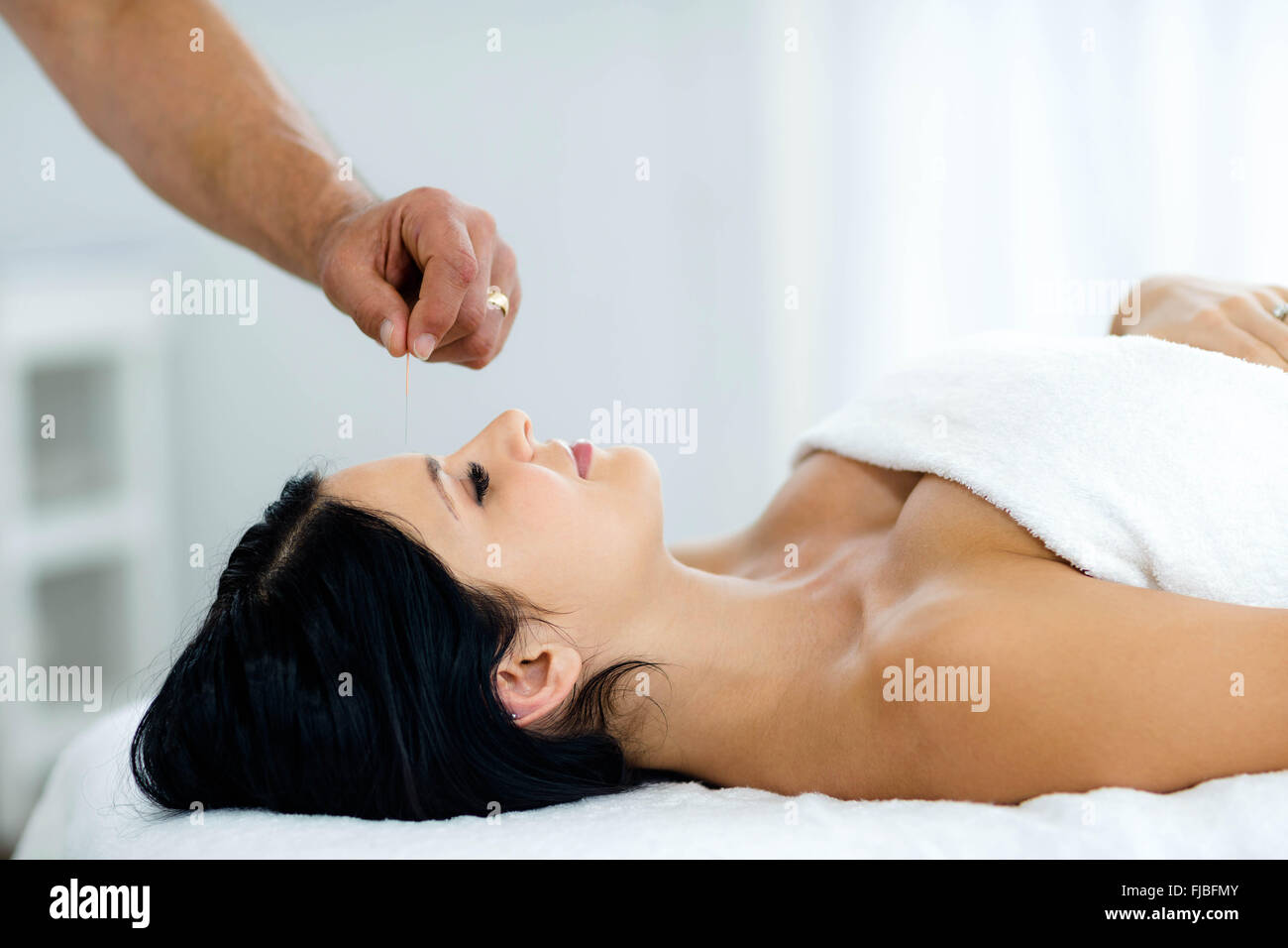 Schwangere Frau Masseur eine Spa-Behandlung erhalten Stockfoto