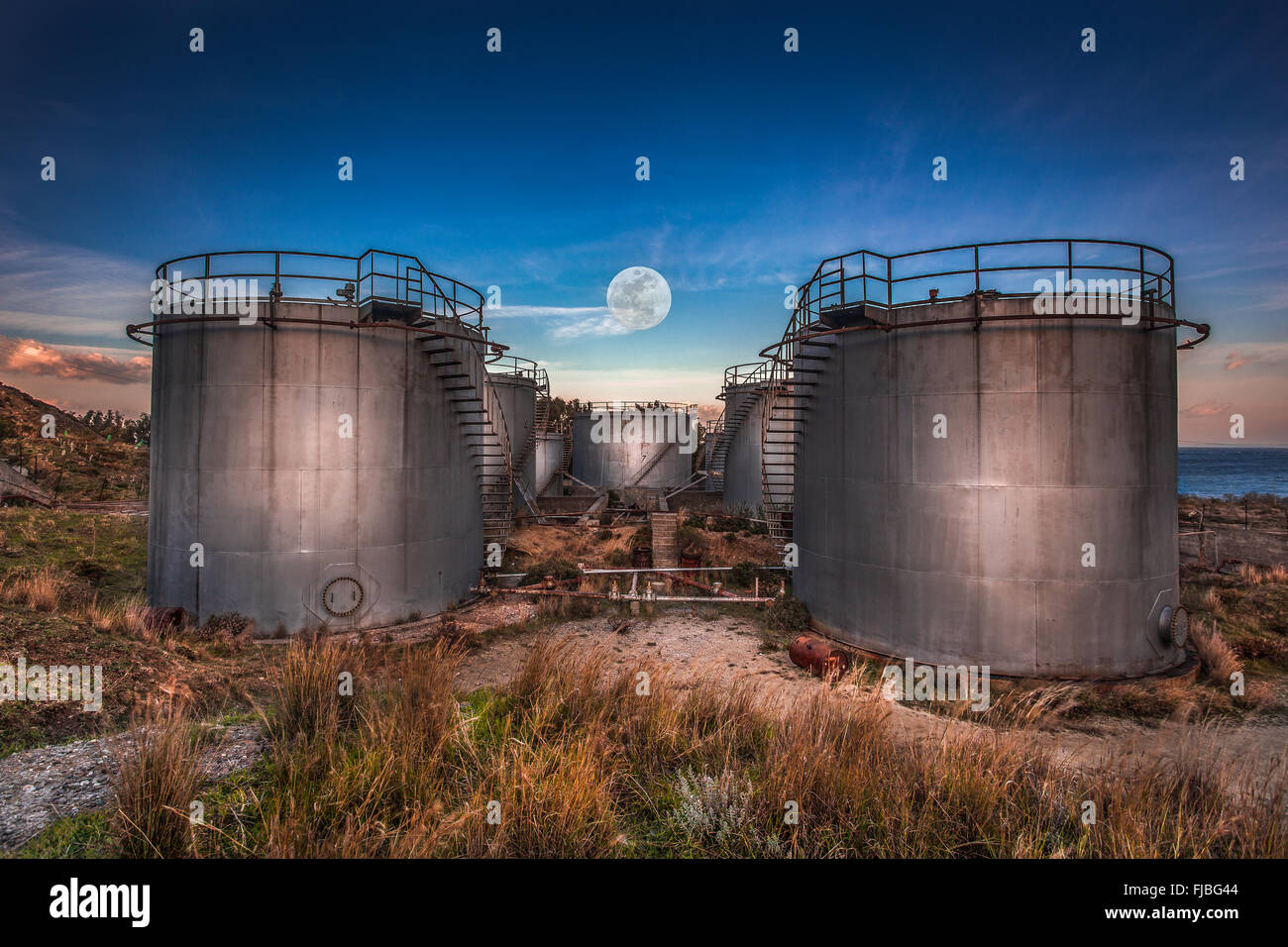 Full Moon rising über das alte Öl-Raffinerie Stockfoto