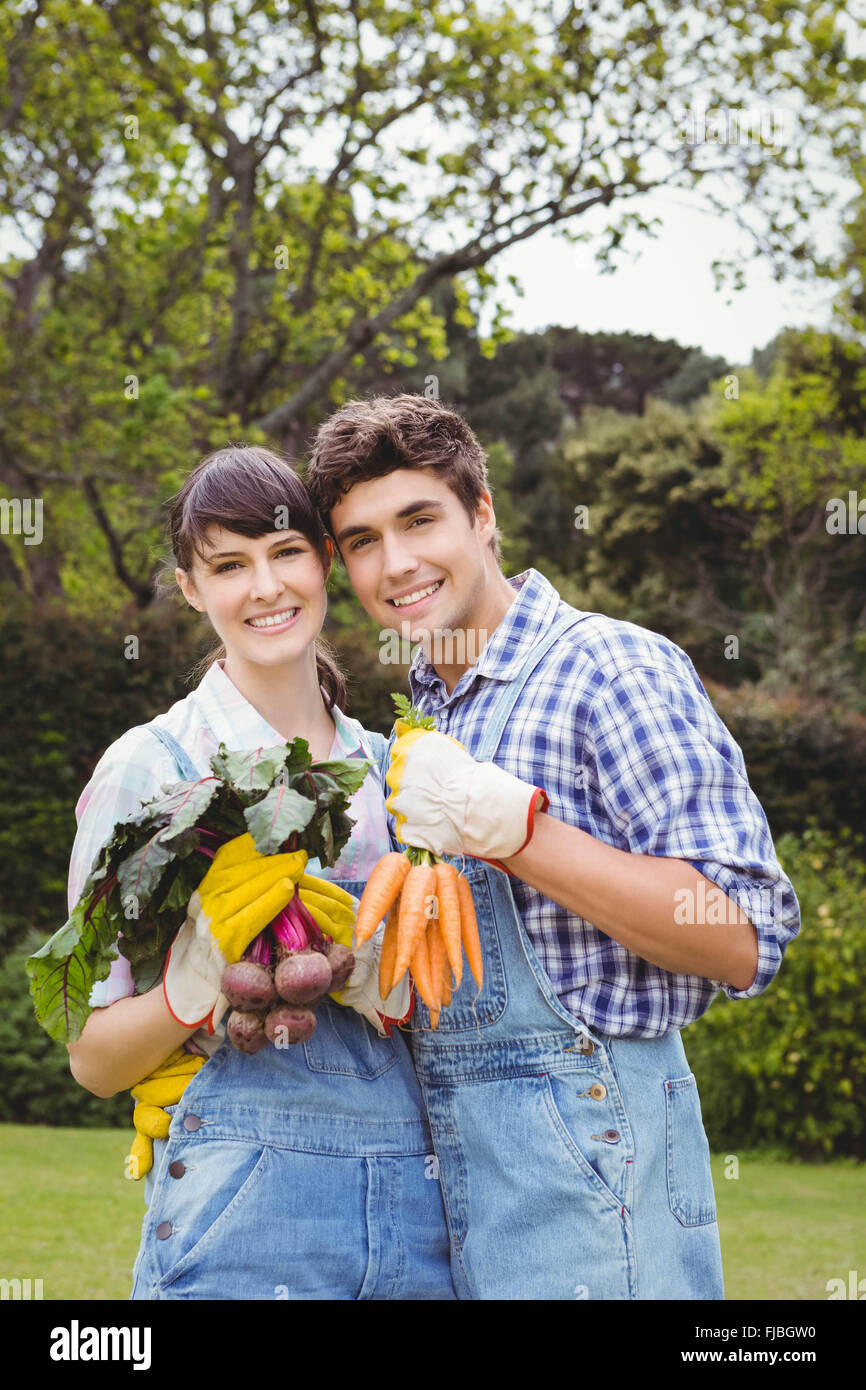 Junges Paar mit frisch geernteten Gemüse Stockfoto