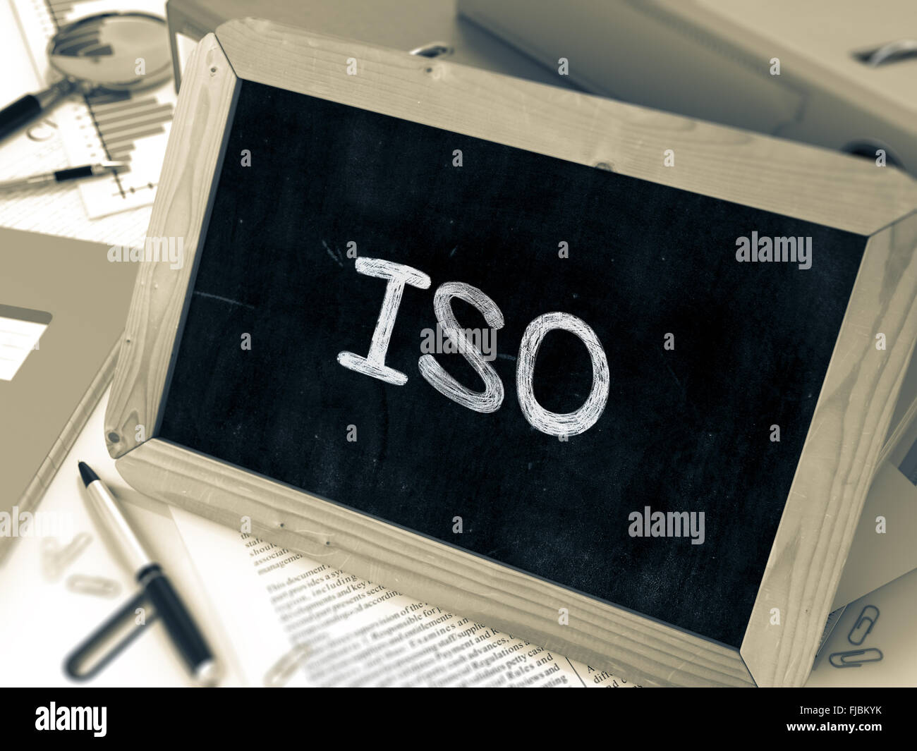 ISO handschriftlich auf Tafel. Stockfoto