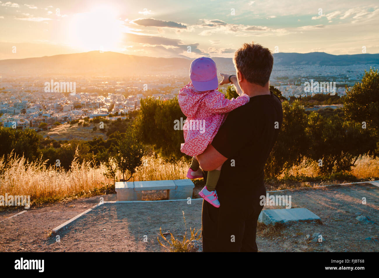Vater mit seinem Baby Blick auf den Sonnenuntergang Stockfoto