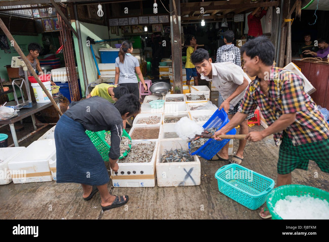 MANDALAY, Myanmar - ein Shop in der Fisch- und Blumenmarkt in Mandalay, Myanmar (Birma). Stockfoto