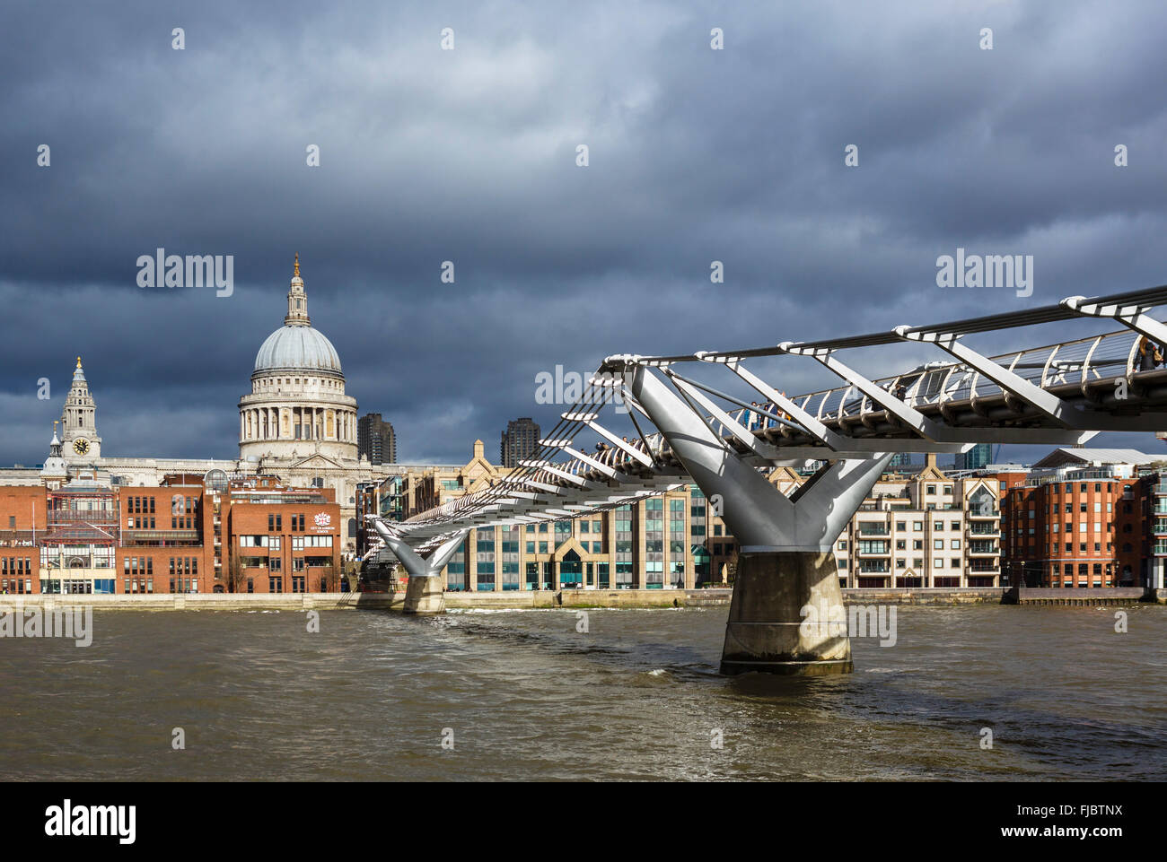 Blick auf Millennium Bridge und die Themse mit Blick auf St. Pauls Cathedral, London, England, UK Stockfoto