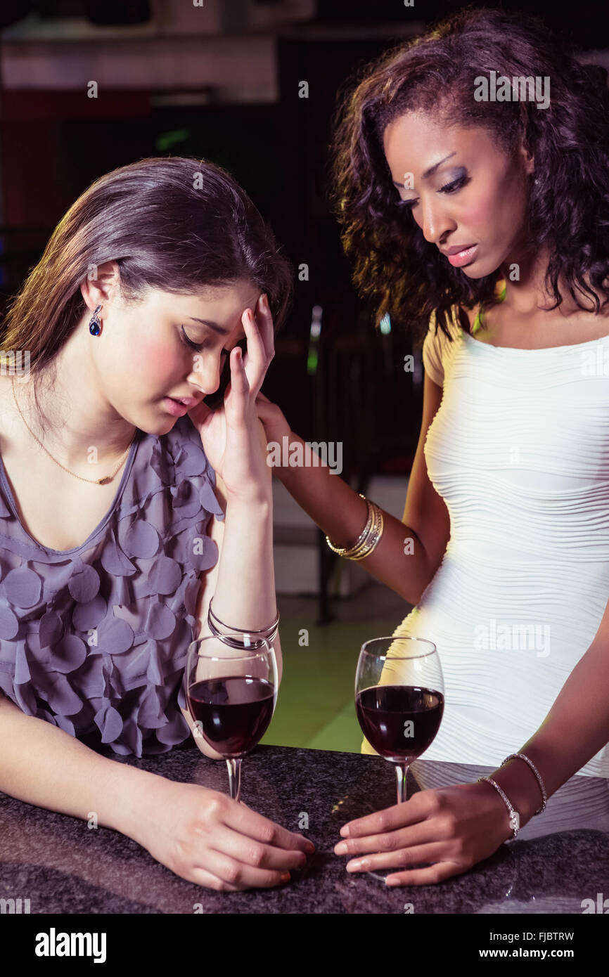 Frau, die Getränke und beruhigend Freundin depressiv Stockfoto