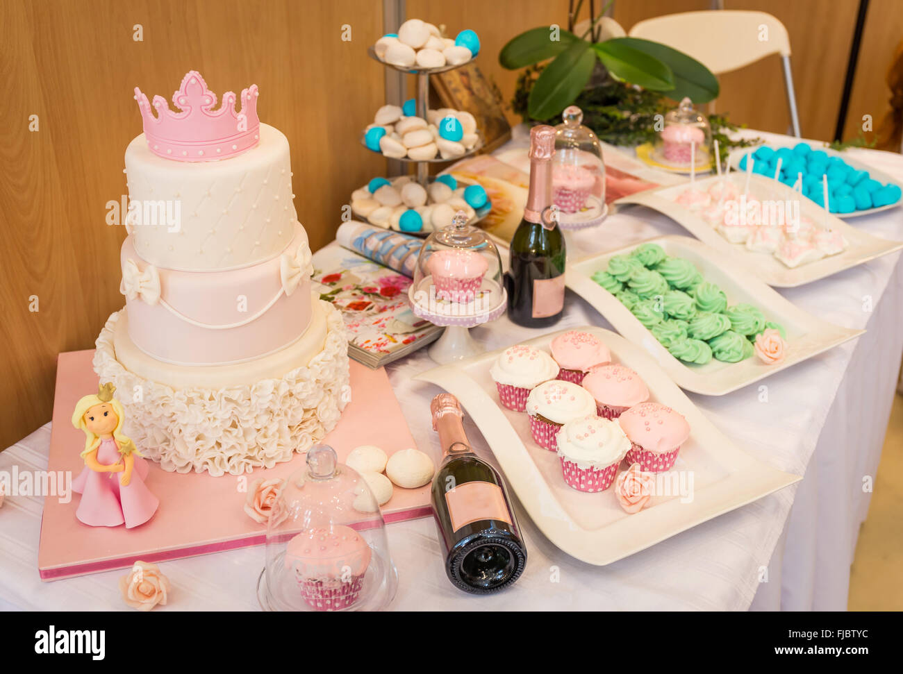 Taufe dekorierten Tisch mit Kuchen und Süßigkeiten Stockfotografie - Alamy