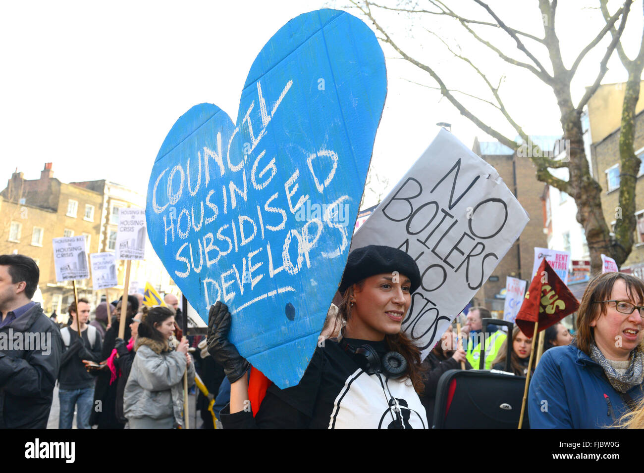 Hunderte von Demonstranten marschieren Downing Street im Gegensatz zu den Housing Bill. Labour-Chef Jeremy Corbyn Bruder, Piers Corbyn, trat den Protest.  Mitwirkende: Atmosphäre wo: London, Vereinigtes Königreich bei: 30. Januar 2016 Stockfoto