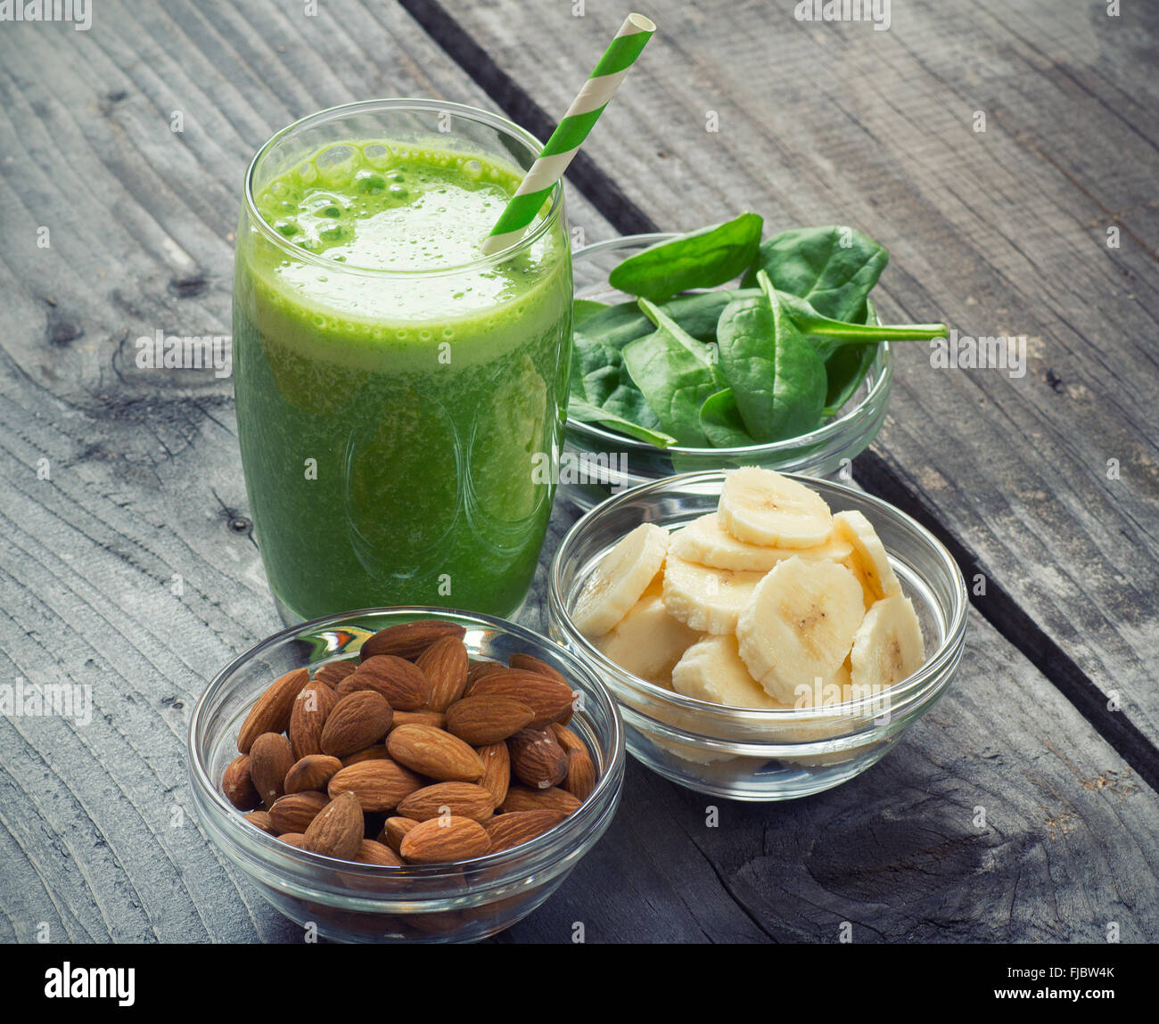 Grüne frische gesunde Smoothie mit Obst und Gemüse Stockfoto