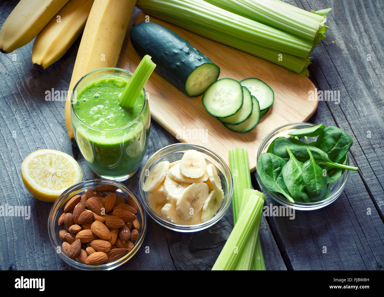 Grüne frische gesunde Smoothie mit Obst und Gemüse Stockfoto