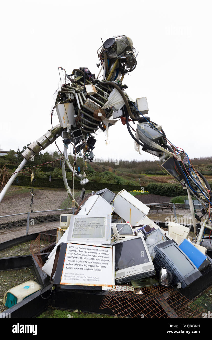 Paul Bonomini Skulptur, WEEE Mann aus Recycling elektrischer und elektronischer Müll im Eden Project, Cornwall, UK Stockfoto