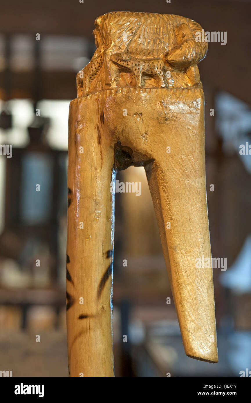 Geschnitzte Hirte stick mit einem tierischen Kopf Griff, Deutsches Hirtenmuseum oder Deutsche Schäferhunde Museum, Hersbruck, Mittelfranken Stockfoto