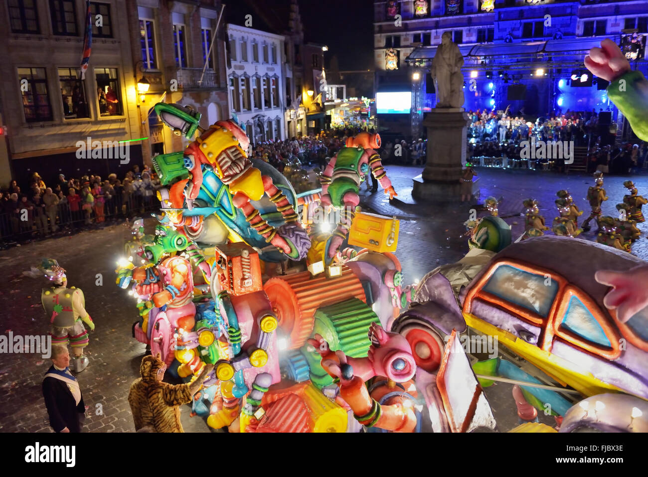 Karnevalszug am Grand Place am 30. Mai 2014 in Halle, Belgien Stockfoto