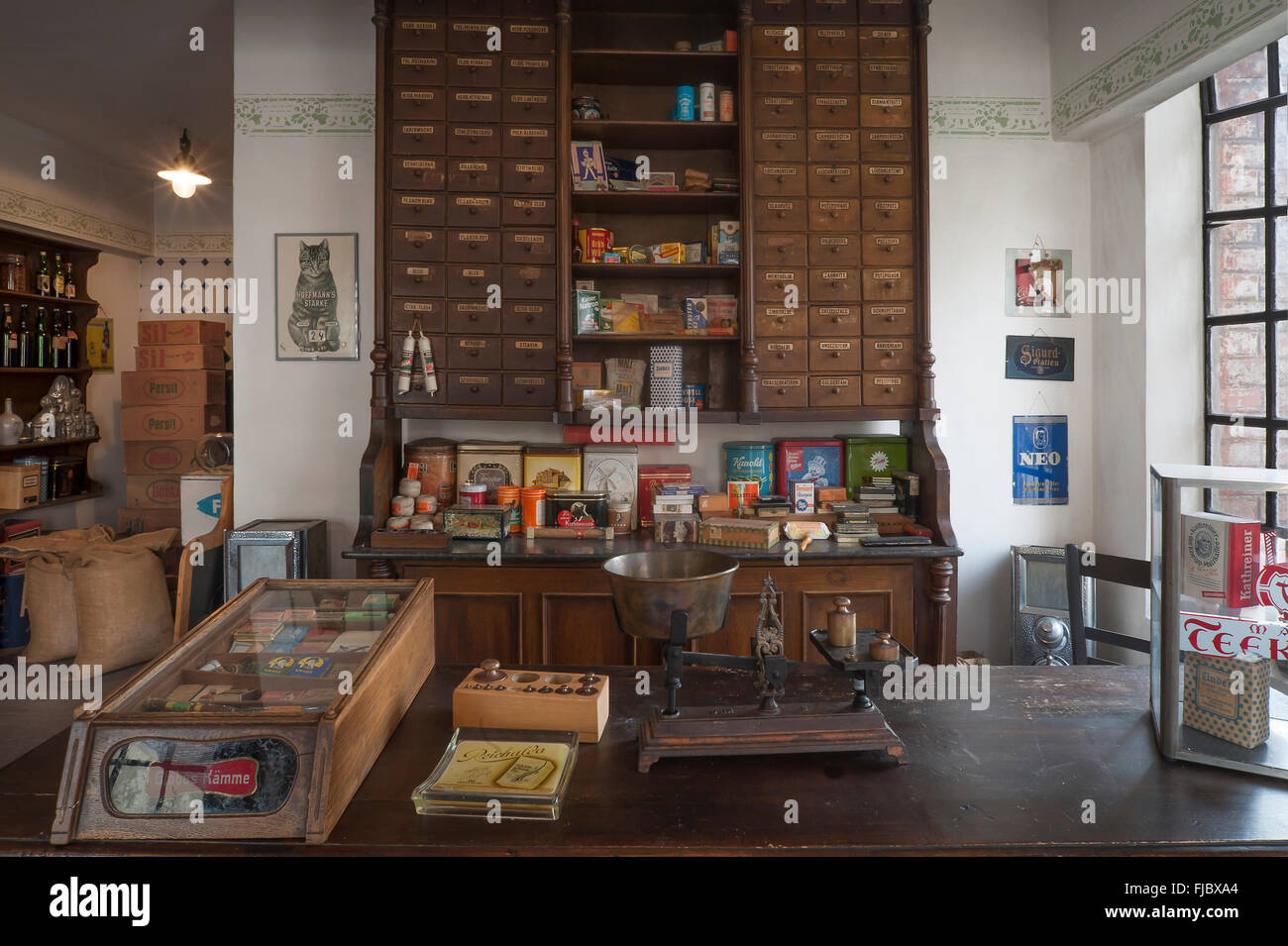 Alten Thüringer Drogerie Interieur von 1898, wurde ein Tante-Emma ... Alten Thüringer Drogerie Interieur von 1898, wurde ein Tante-Emma ...