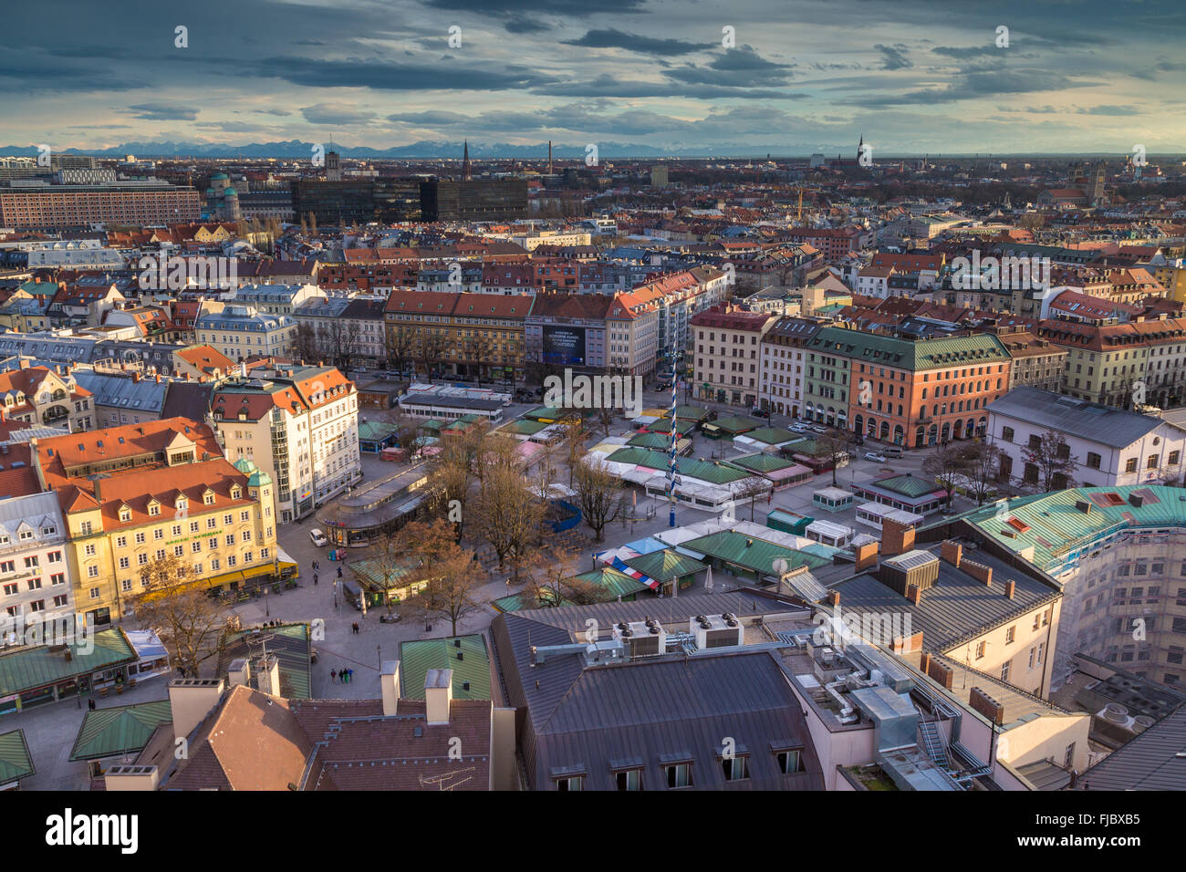 Blick auf den Viktualienmarkt und Altstadt, Innenstadt, Alpen, München, Upper Bavaria, Bavaria, Germany Stockfoto